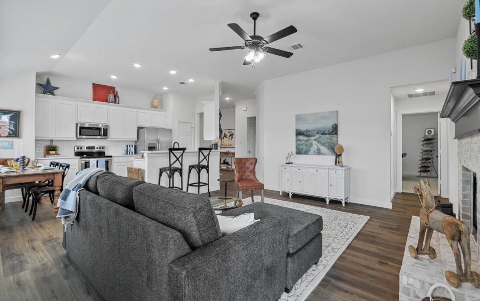 Furnished interior view inside a new home in Trail Creek, Cleburne (Image 8).