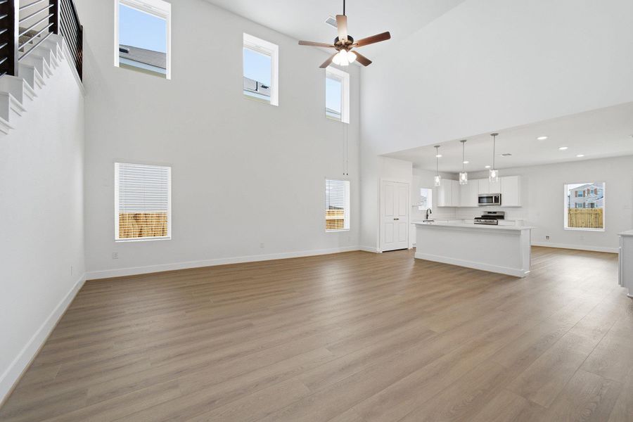 Spacious, unfurnished interior of a new home in Sunfield, Buda (Image 20).