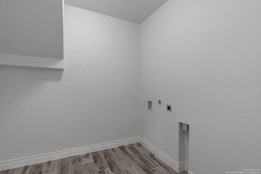Spacious, unfurnished interior of a new home in Bison Ridge, San Antonio (Image 25).