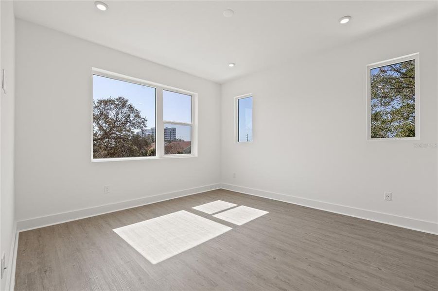Spacious, unfurnished interior of a new home in Alante, St. Petersburg (Image 33).