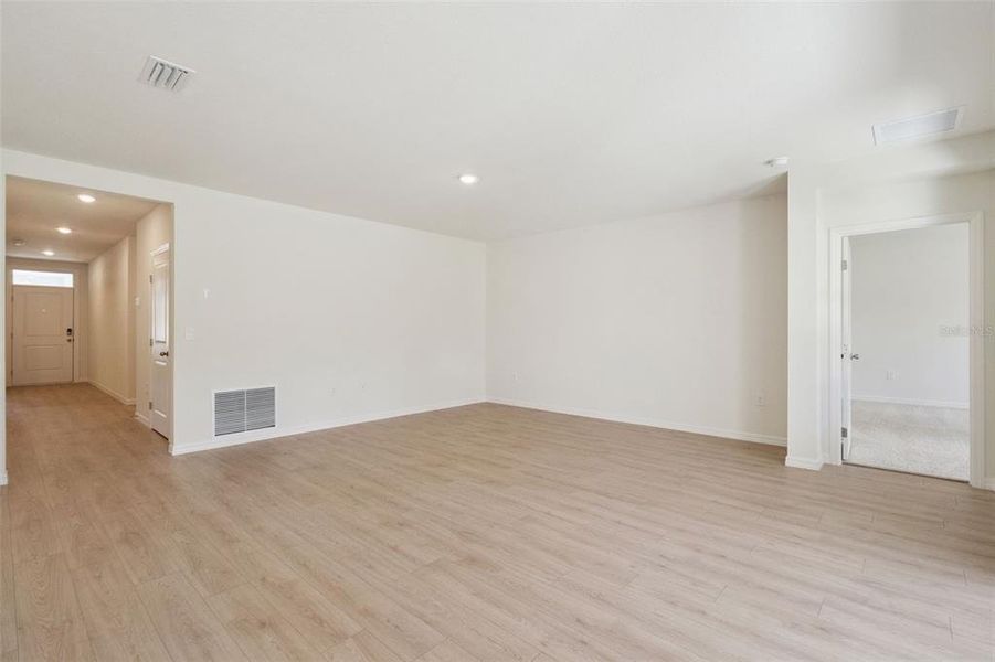 Spacious, unfurnished interior of a new home in , Daytona Beach (Image 26).