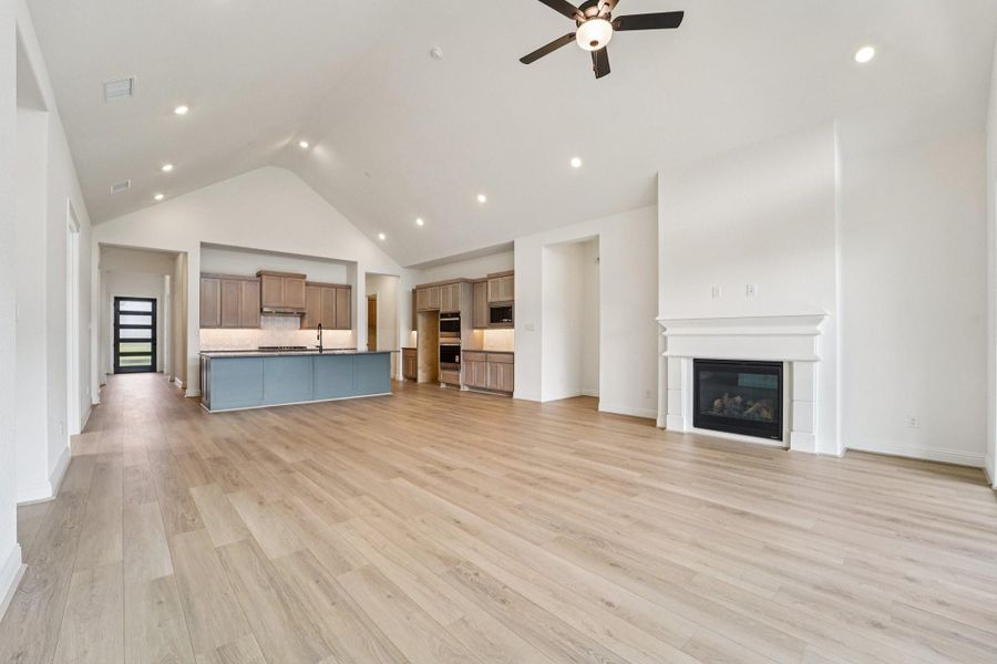 Spacious, unfurnished interior of a new home in Sienna 65', Missouri City (Image 35).