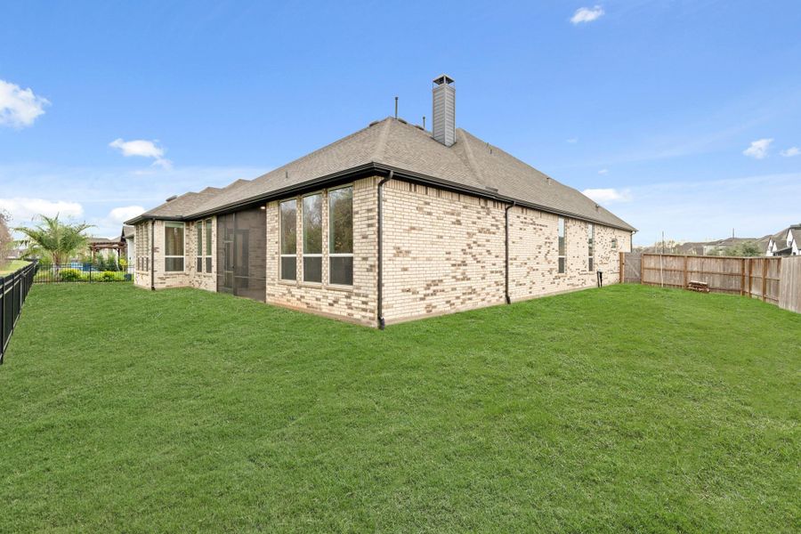 Screened covered patio, grill gas stub