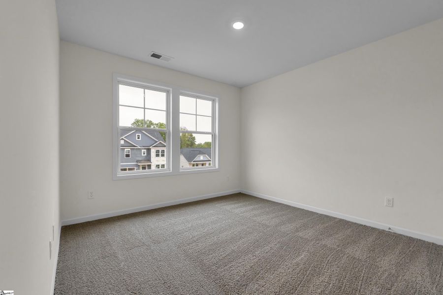 Spacious, unfurnished interior of a new home in Lynbrook, Boiling Springs (Image 21).