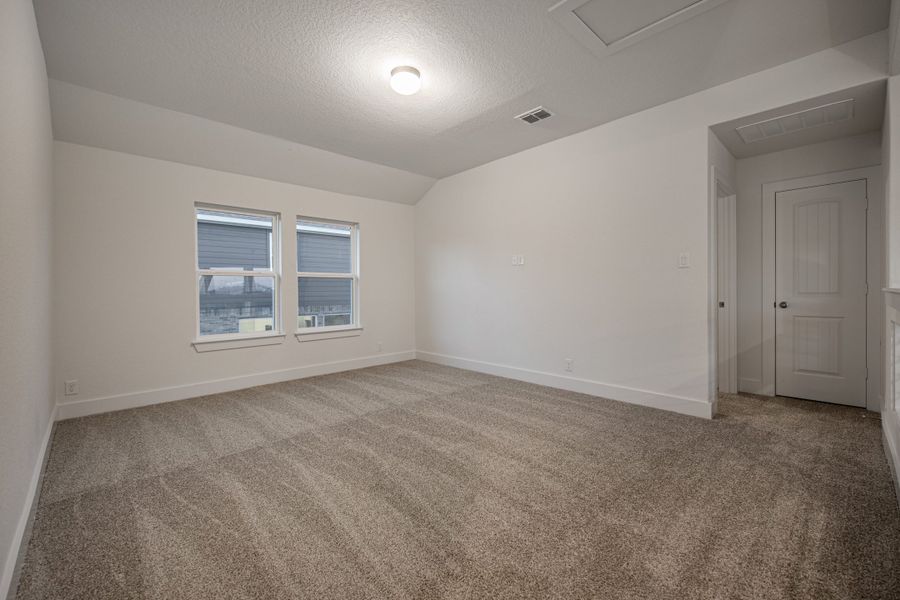 Spacious, unfurnished interior of a new home in Stillwater Ranch, San Antonio (Image 31).