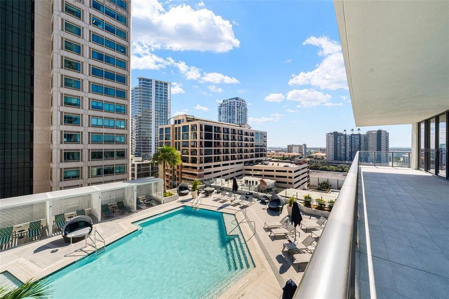 Condo located in St. Petersburg, FL showcasing its design and architecture (Image 21).