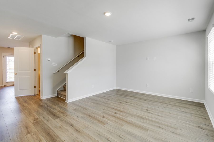 Spacious, unfurnished interior of a new home in Astoria, Columbia (Image 14).