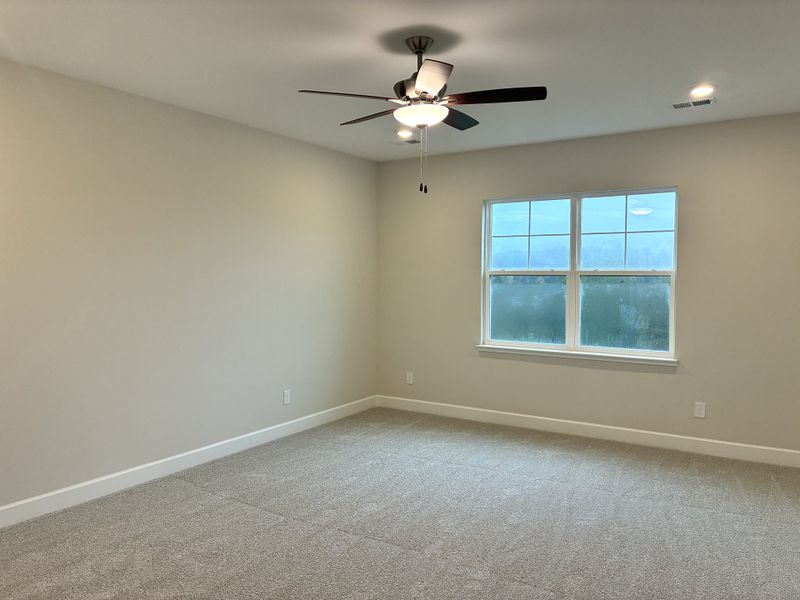 Spacious, unfurnished interior of a new home in Holly Ridge, Greenville (Image 11).