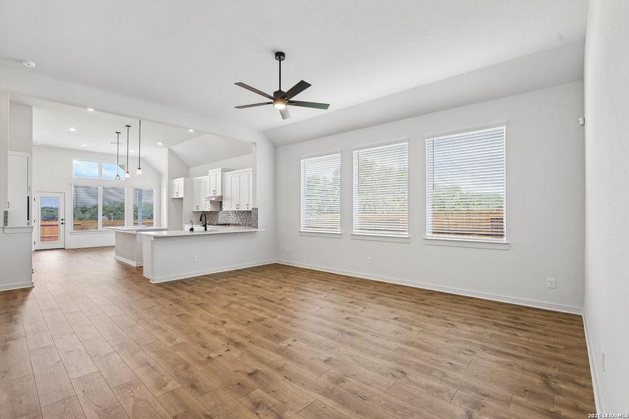 Spacious, unfurnished interior of a new home in Stream Waters, Seguin (Image 15).