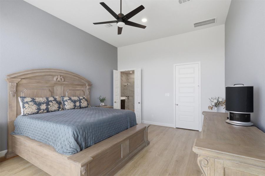 Private primary suite offers generousproportions and convenient access to theensuite bath. Private primary suite offers generousproportions and convenient access to theensuite bath.