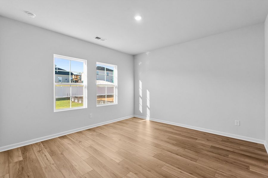 Spacious, unfurnished interior of a new home in Fieldstone, Lexington (Image 25).