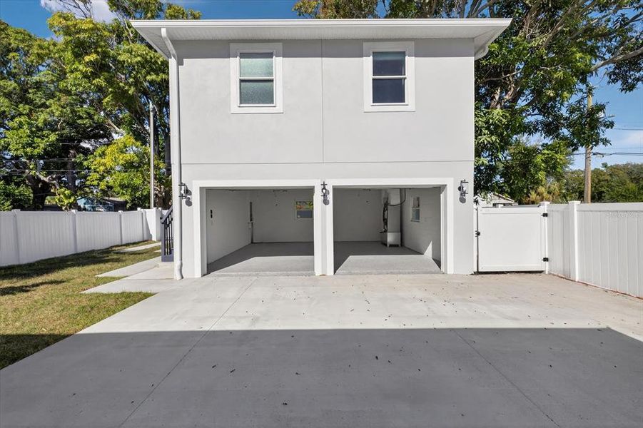 Exterior details and patio area of a home in , St. Petersburg (Image 43).