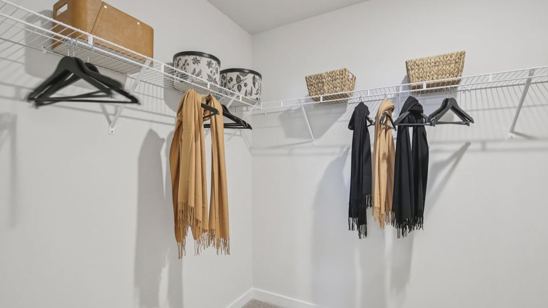 Closet with ventilated shelf