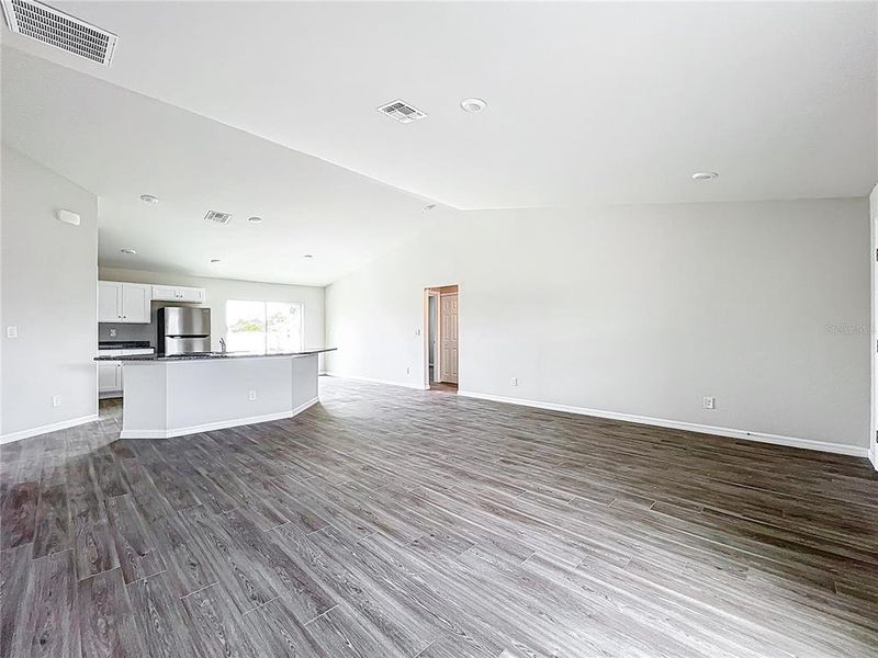 Spacious, unfurnished interior of a new home in , Cape Coral (Image 10).