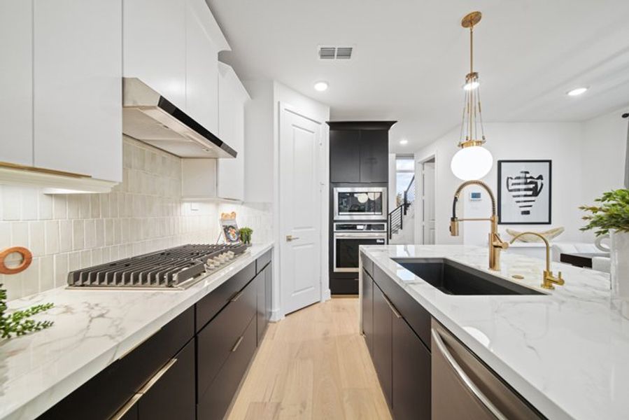 Furnished interior view inside a new home in Meridiana 40', 65', Iowa Colony (Image 40).