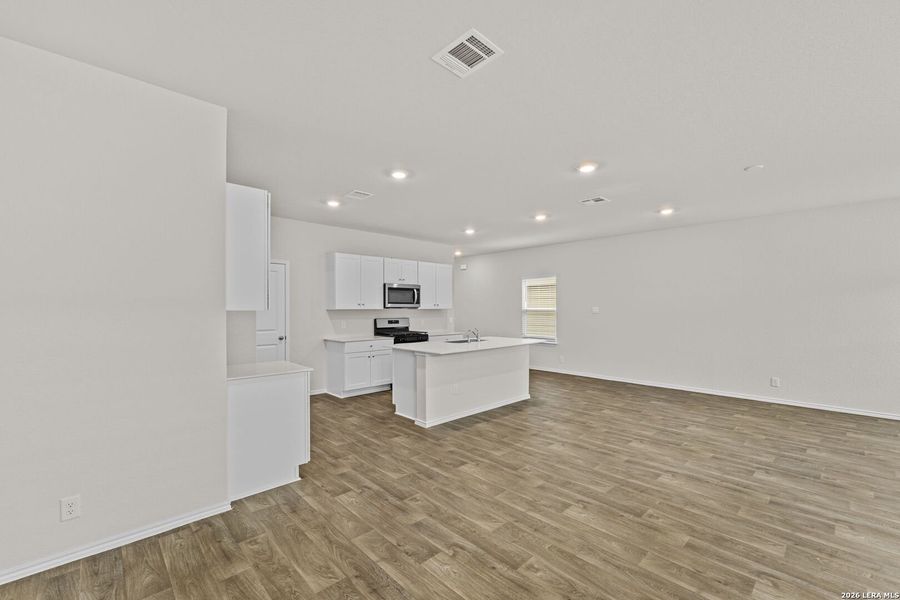 Spacious, unfurnished interior of a new home in Applewood, San Antonio (Image 13).