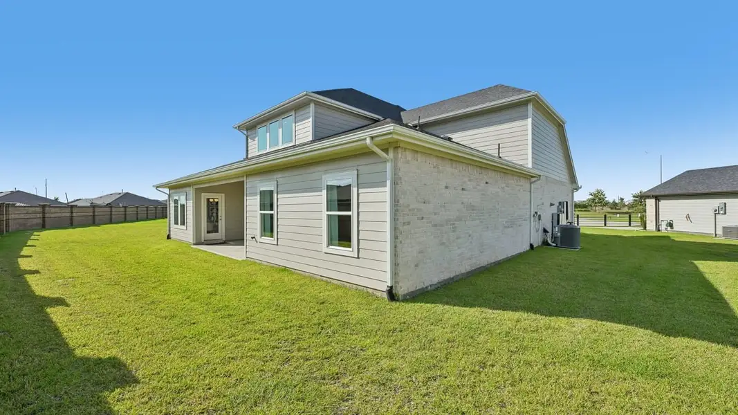 Exterior details and patio area of a home in Evergreen, Rosenberg (Image 2).