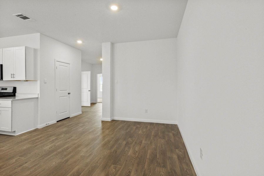 Spacious, unfurnished interior of a new home in , San Marcos (Image 24).