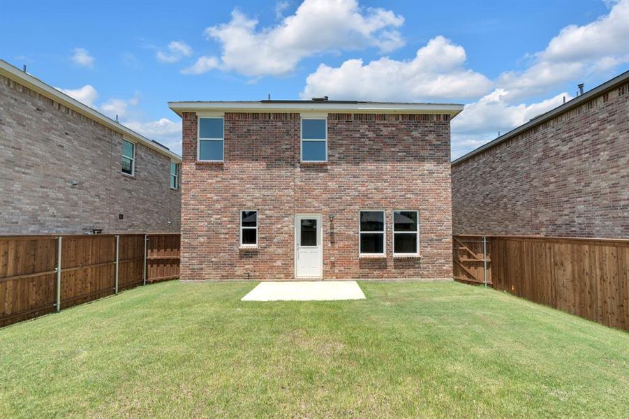 Exterior details and patio area of a home in Creekview Fossil Ridge, Pilot Point (Image 18).