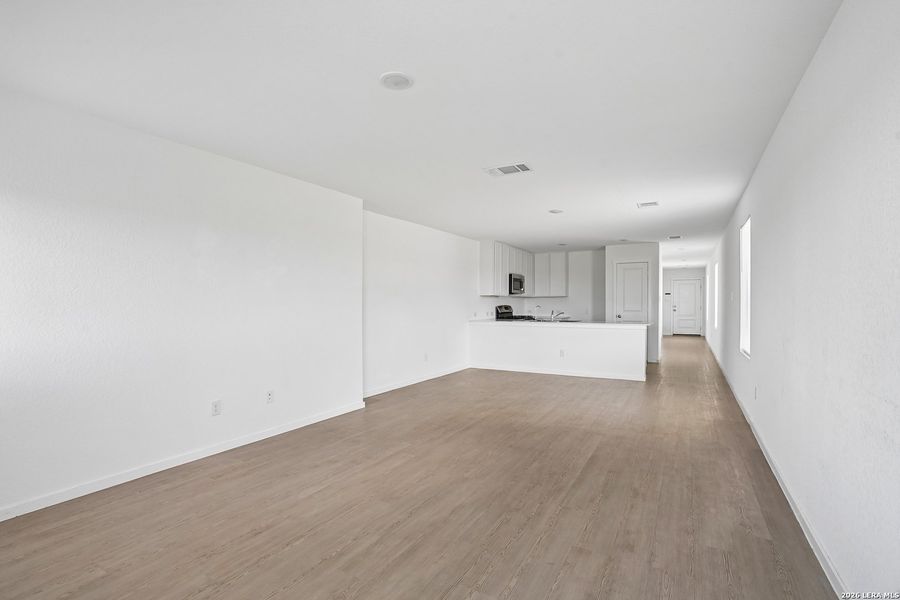 Spacious, unfurnished interior of a new home in Steelwood Trails, New Braunfels (Image 31).