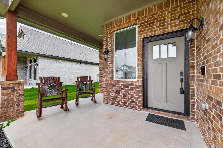 Exterior details and patio area of a home in , Anahuac (Image 4).