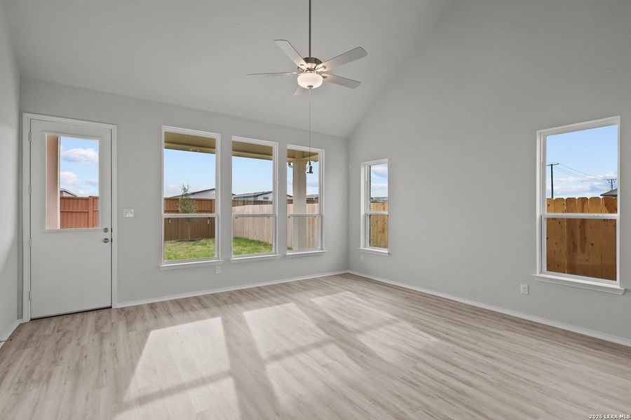 Spacious, unfurnished interior of a new home in Sunflower Ridge, New Braunfels (Image 19).