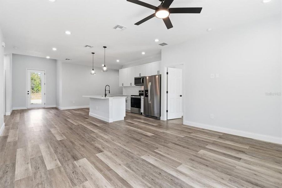 Spacious, unfurnished interior of a new home in , Citrus Springs (Image 18).