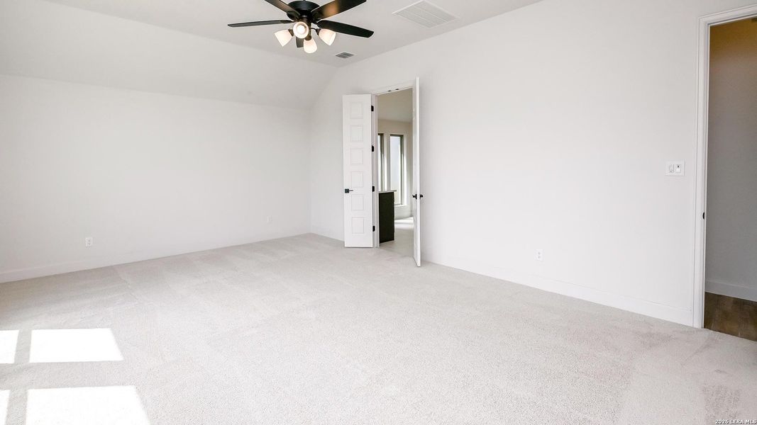 Spacious, unfurnished interior of a new home in Johnson Ranch, Bulverde (Image 14).