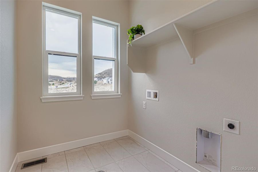Spacious, unfurnished interior of a new home in Hillside at Castle Rock, Castle Rock (Image 20).