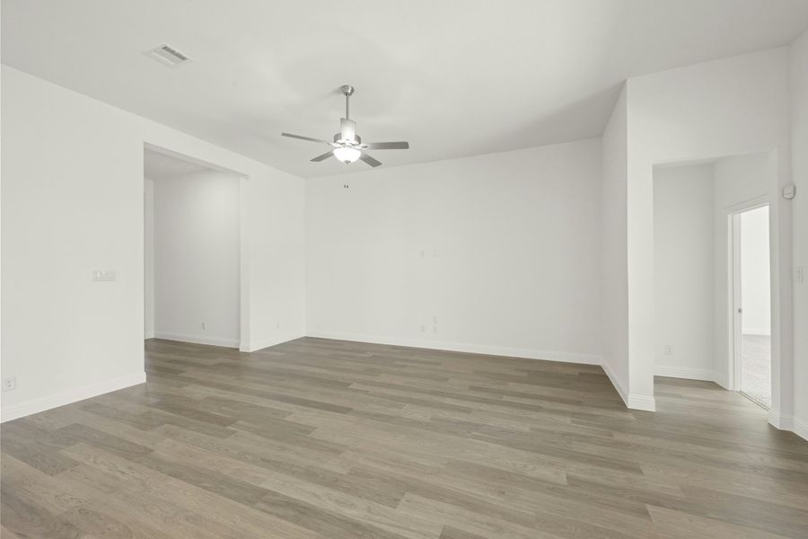 Spacious, unfurnished interior of a new home in Kentsdale Farms, DeSoto (Image 13).