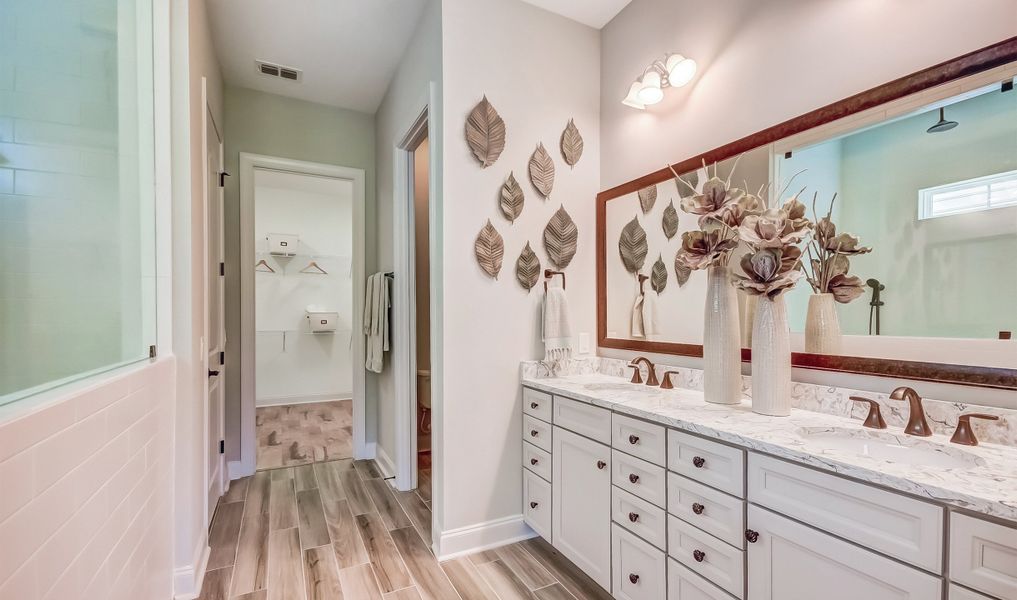 Owner's bath with dual sinks