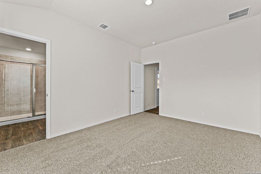 Spacious, unfurnished interior of a new home in Applewood, San Antonio (Image 11).