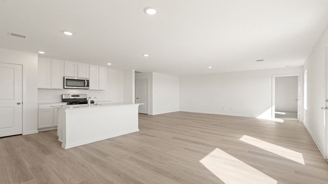 Spacious, unfurnished interior of a new home in Sunterra Lakes, Brookshire (Image 12).