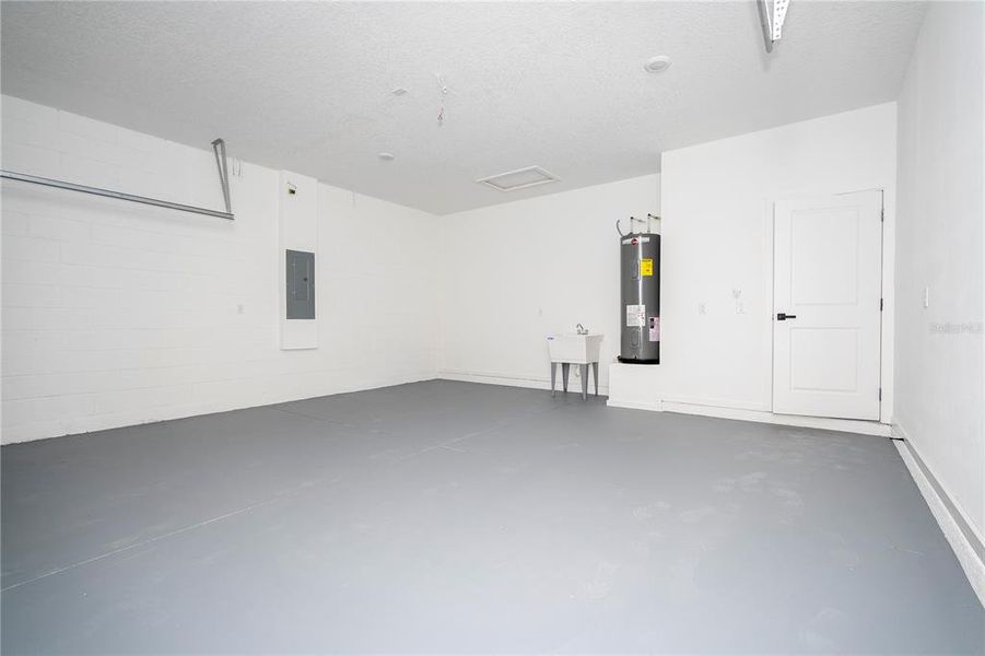 Spacious, unfurnished interior of a new home in , Apopka (Image 14).
