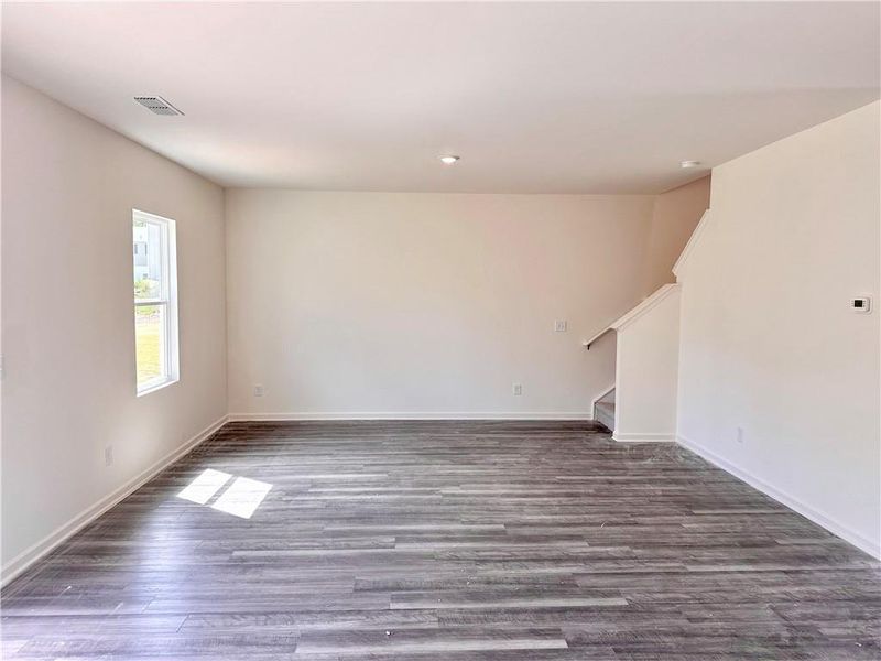 Spacious, unfurnished interior of a new home in Mt. Tabor Ridge, Dallas (Image 9).