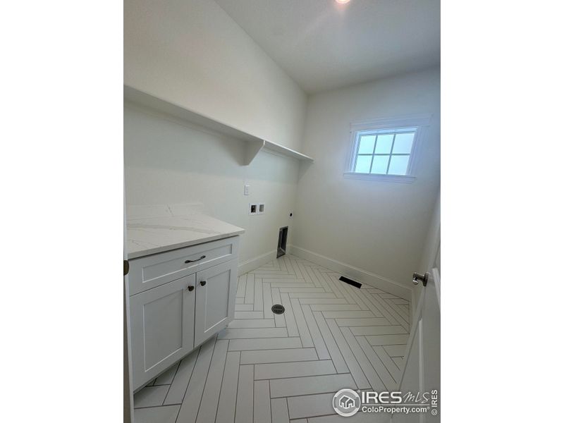 Spacious, unfurnished interior of a new home in Westerly, Erie (Image 20).