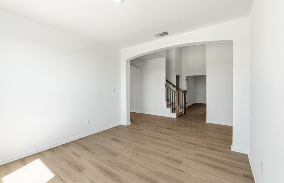 Spacious, unfurnished interior of a new home in Crescent Bluff, Georgetown (Image 45).