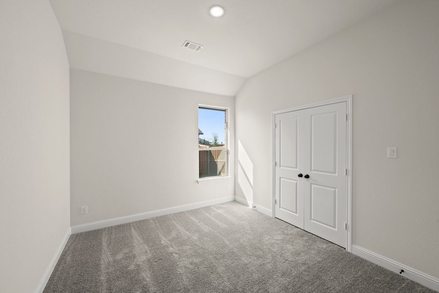 Spacious, unfurnished interior of a new home in Myrtle Creek, Waxahachie (Image 26).