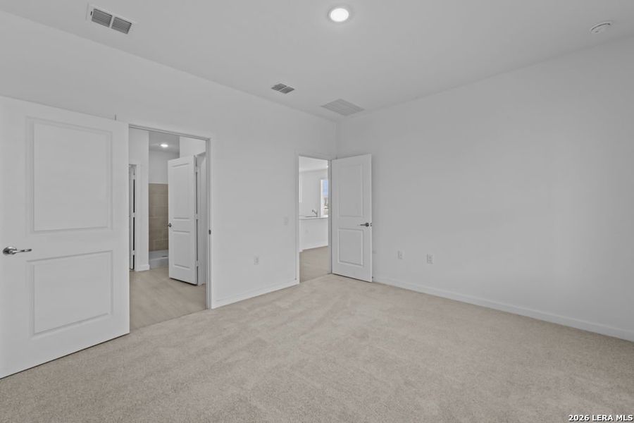 Spacious, unfurnished interior of a new home in Vida, San Antonio (Image 28).
