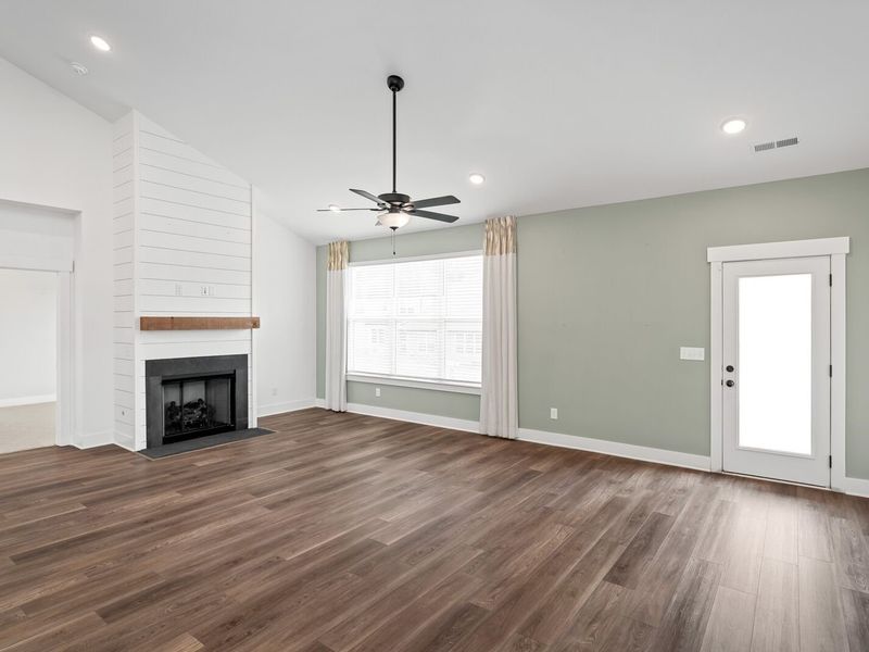 Spacious, unfurnished interior of a new home in Carellton, Gallatin (Image 35).