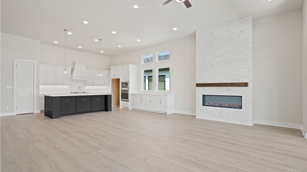 Spacious, unfurnished interior of a new home in Glynlea Country Club, Port St. Lucie (Image 16).