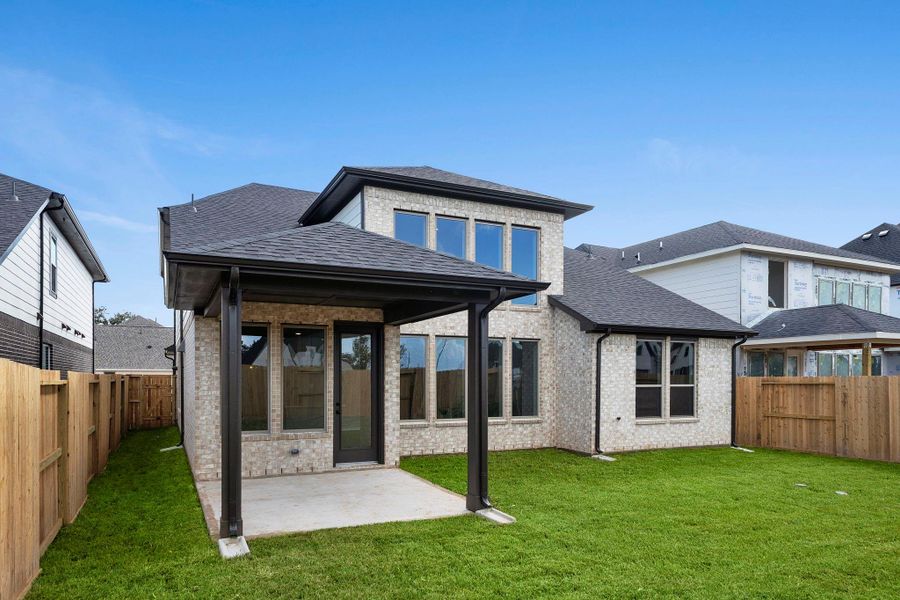 Exterior details and patio area of a home in Sienna 45', 50', Missouri City (Image 4).