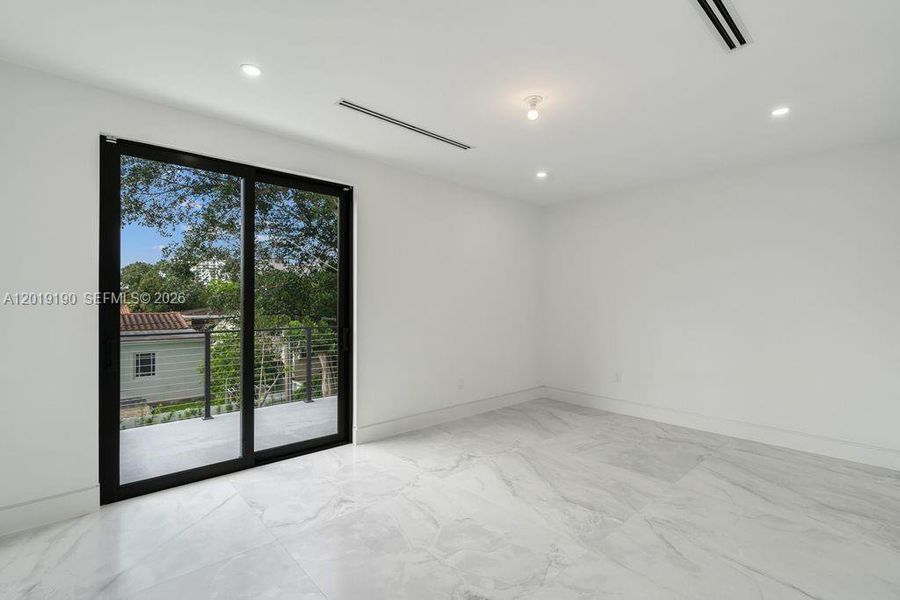 Spacious, unfurnished interior of a new home in , Miami (Image 27).
