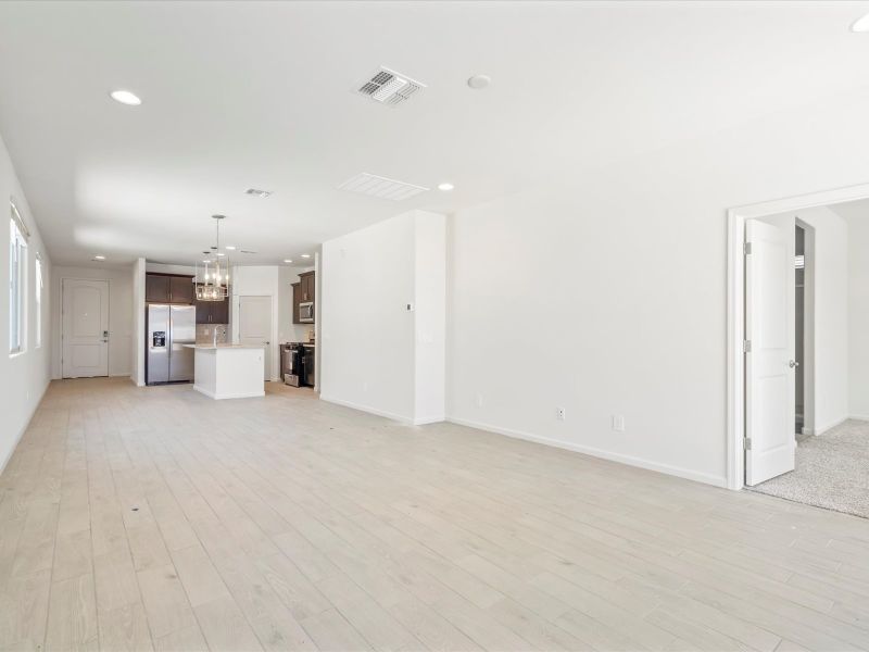 Spacious, unfurnished interior of a new home in Las Patrias at Star Valley Phase III - Signature Series, Tucson (Image 8).