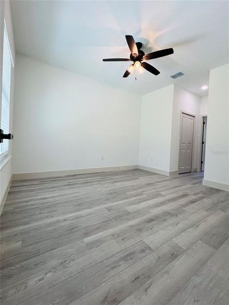 Spacious, unfurnished interior of a new home in , Dunnellon (Image 8).