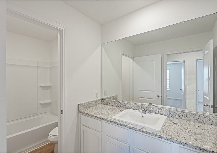 Secondary bathroom with a shhower/tub combination