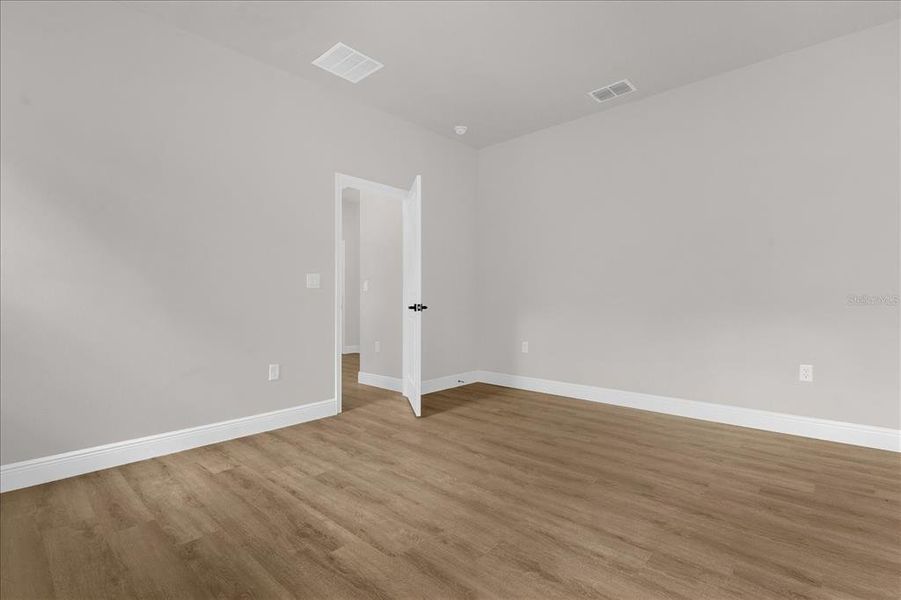 Spacious, unfurnished interior of a new home in , Homosassa (Image 24).