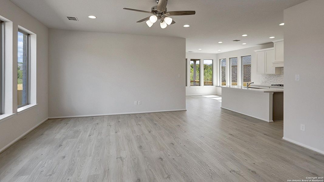 Spacious, unfurnished interior of a new home in Ladera 40', San Antonio (Image 18).