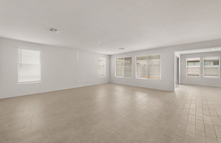 Spacious, unfurnished interior of a new home in Allen Ranches, Litchfield Park (Image 28).