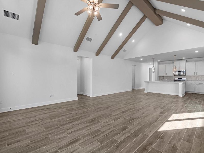 Spacious, unfurnished interior of a new home in Sienna, Missouri City (Image 17).